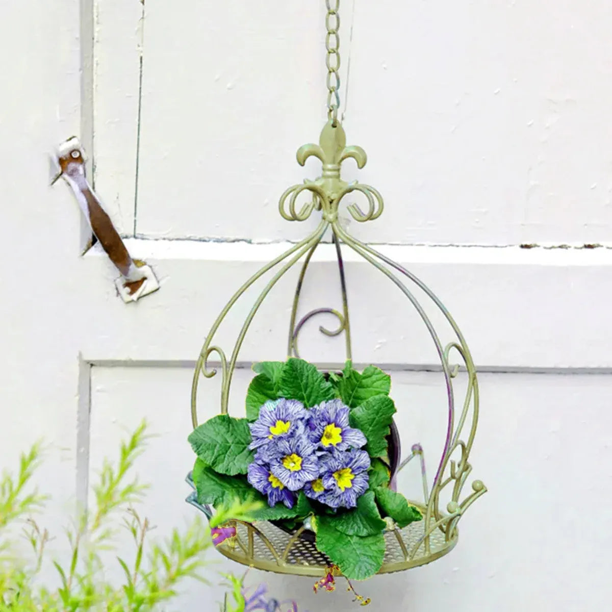 Vintage Iron Hanging Flower Basket – Crown-Style Garden Planter