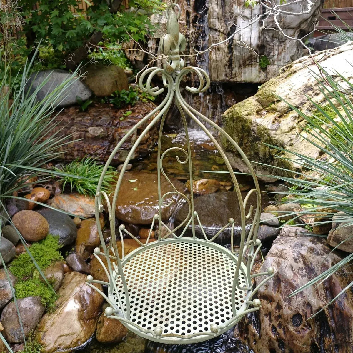 Vintage Iron Hanging Flower Basket – Crown-Style Garden Planter